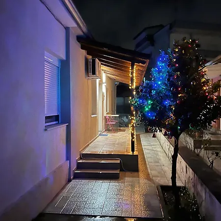 Petite Luxury Urban House Daire